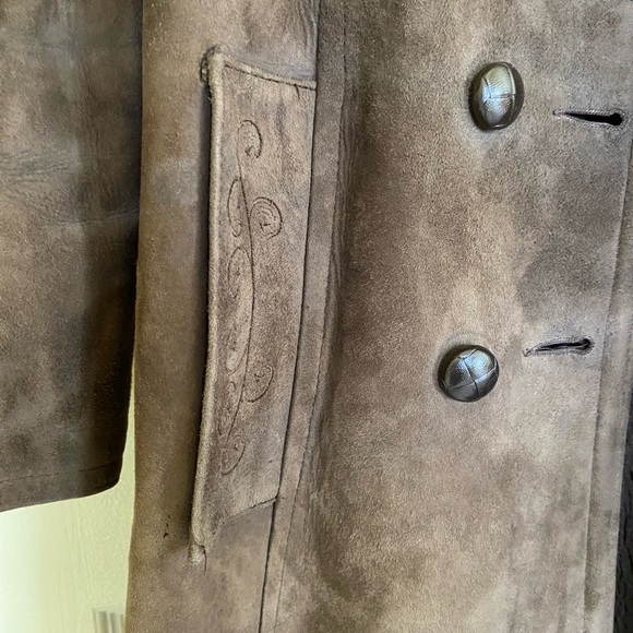 Vintage (70s) Ladies’ Brown Suede Double-Breasted Coat with Fur Collar - Picture 2 of 3